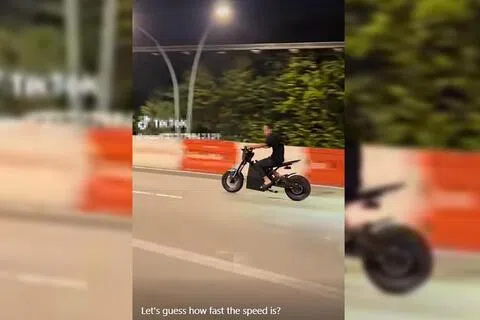 一名青年在尼诰大道一带，骑着一辆看似电单车的个人代步工具在公路上飙车，被网民抨击。（脸书视频截图）