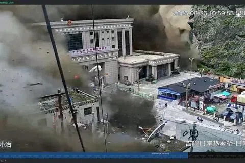 社交媒体流传的监控录像显示，泥水冲毁了中国西藏日喀则市吉隆县吉隆口岸一处山谷中的建筑物，人们纷纷逃离。（路透社）