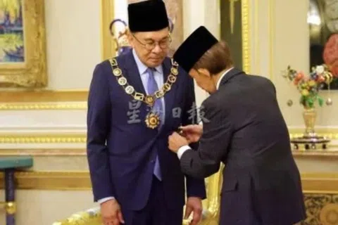 马来西亚首相安华（左）星期六（8月22日）获文莱苏丹哈吉·哈桑纳·博尔基亚册封文莱皇室最高勋章D.K.。（星洲日报）