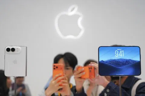 美国加利福尼亚州丘珀蒂诺市展出的苹果首款折叠机iPhone Duo，图摄于9月9日。（新华社）