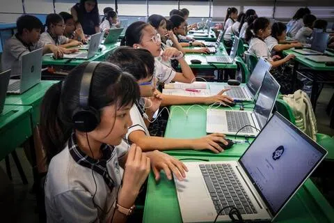 教育部长李智陞说，若决定停课，教育部会在前一天晚上约8时，通过学校和教育部官方渠道通知家长和学生。（档案照片）