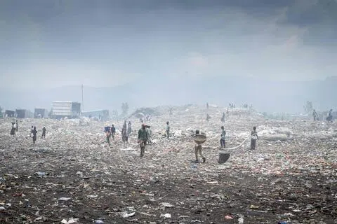 在东非内陆国家布隆迪（Burundi）首都布琼布拉（Bujumbura）的垃圾填埋场，许多妇女每天都在这里寻找木炭碎片和可回收物，拿到当地市场出售。（法新社档案照片）