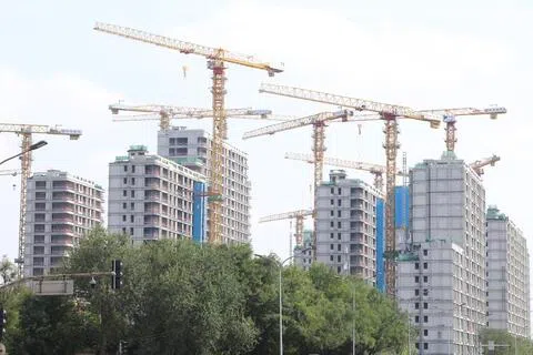 中国国务院星期一（9月28日）召开的常务会议提出，要加大宏观政策逆周期调节力度，推动经济持续向新向优向好发展，并研究出台稳定房地产市场、促进就业增收、储备提振内需等政策措施。图为北京市一处在建楼盘。（中新社）