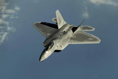 美国海军正在测试的先进超远程空对空导弹AIM-424的尺寸，与现役的AIM-120导弹相当，意味着它可以被装入F22隐形战机的内部武器舱中。（示意图/Pixabay）