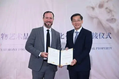 中国文化和旅游部副部长、国家文物局局长饶权（右），与美国国土安全调查局助理局长马约拉尔签署交接证书。（中国驻美国大使馆微信公众号）