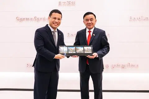 人民行动党主席李智陞（左）与来访的越共中央书记处常务书记陈锦秀会面。（人民行动党提供）