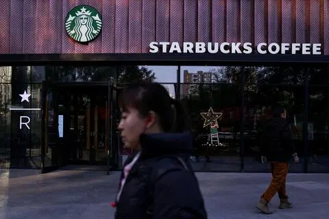 美国咖啡连锁巨头星巴克在中国新疆开设首批门店，引来美国国会议员和人权组织的批评。图为位于北京的星巴克门店。（路透社）