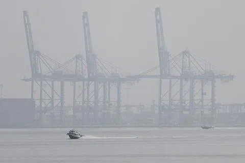尽管马来西亚多个地区的烟霾情况明显改善，但雪兰莪州巴生港星期三（9月30日）下午依旧一片灰蒙蒙，空污指数达160点不健康水平。（马新社）