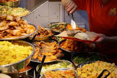 不少人在杂菜饭摊点餐时，会根据食材和烹煮方式，判断一道菜是否健康。营养专家建议，公众可优先选择清蒸或用简单方法烹煮的菜肴，最重要的一点就是不要在白饭上淋汁。（龙国雄摄）