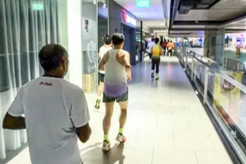 本地跑步团体X-Run在刚过去的星期六（10月17日），首次在滨海广场进行长跑训练。跑团成员在二楼长廊跑完一圈约有1.2公里，有人顺利完成21公里，相当于半程马拉松的距离。（受访者提供）