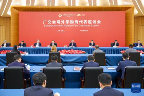 2024年4月17日，李强参加第135届广交会的境外采购商代表座谈。（中国外交部网站）