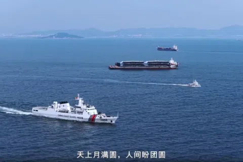 央视公布的视频显示，福建海警星期二（9月29日）在金门附近海域开展常态化执法巡查期间，向台湾金门海巡署船只喊话称两岸同为一家人，愿早日团圆。（央视视频截图）
