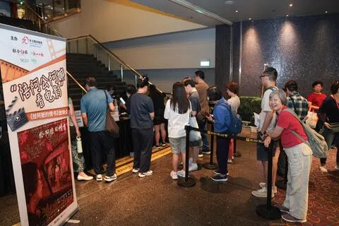 华文媒体集团主办“陪阿公阿嫲看电影”活动，于7月2日至5日举办四场《给阿嬷的情书》潮语原音版放映会，短短几分钟所有场次戏票即被抢空。 （李冠卫摄）
