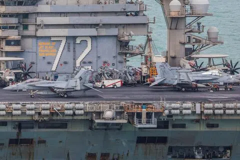 美国海军林肯号航空母舰在海上航行286天后，于9月2日凌晨抵达泰国，展开为期五天的休整和恢复。这是它航行了约九个月后首次常规停靠港口。（路透社档案照片）