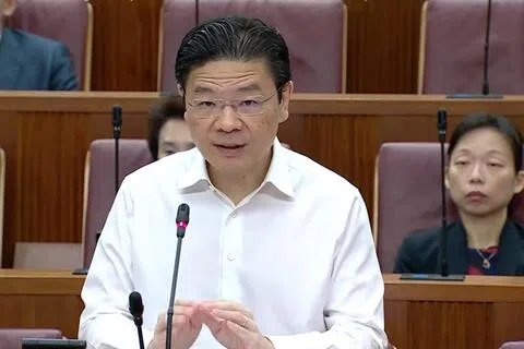 黄循财总理说，政府不会一步到位调整薪资。以MR4级初级部长为例，若目前年薪是110万元，以最高9%的增幅计算，薪金可增至120万元。（gov.sg视频截图）