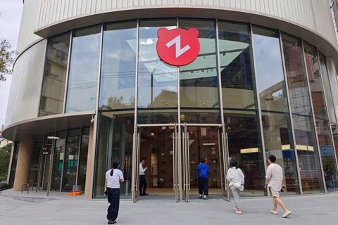 转转集团旗下二手循环仓店“超级转转”上海旗舰店本月开始营业，汇集五万件二手箱包、首饰、腕表、服饰及鞋帽等商品，瞄准二手市场。图为上星期二（10月13日）店外的景象。（法新社）