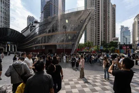 星展银行星期二（10月6日）发布《中国2040展望报告》，预测未来15年中国国内生产总值（GDP）每年平均增长率仅为3%，较2020年至2024年期间的4.6%进一步放缓，主要原因是资本积累减弱，以及劳动力规模萎缩，图为十一“黄金周”期间，游客10月5日在法国时尚名牌路易威登（Louis Vuitton）位于中国上海的一家旗舰店外拍照打卡。（彭博社）