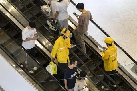 最新一轮财报显示，美团盈利预期飙升500%，或重振中国外卖概念股。图为8月26日，在广东深圳的美团外卖骑手。（彭博社）