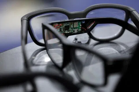 由于AI眼镜外观与普通眼镜相似，又能迅速识别试题并显示答案，传统监考方式正面临新挑战。图为在美国年度消费电子展（CES）上展示的一款智能眼镜。（路透社档案照片）
