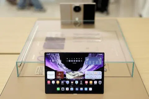 9月7日，中国北京一家华为门店展示一部运行鸿蒙操作系统的华为Mate XT2三折叠屏手机。这款新机的起售价为1万9999元人民币。（路透社）