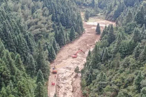 中国江西省吉安市遂川县高坪镇明坑村石下组上星期六（9月5日）发生泥石流，目前已造成12人死亡、一人失联。图为施工机械正在清理通往灾区的道路。（路透社）