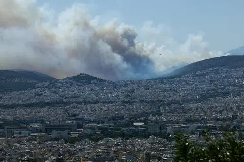 7月31日，海达里附近野火产生的浓烟笼罩希腊首都雅典。（路透社）