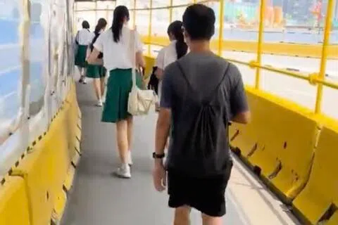 男子疑似尾随女学生，用手机和智能眼镜偷拍。（取自“singaporeincidents.sg”Tiktok截图）