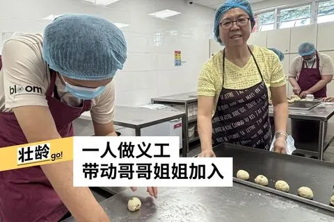郑云嫦（右）每周一天到太和观慈善机构旗下的Bloom中心当义工，帮助特需学员掌握烘焙技能。（胡洁梅摄）