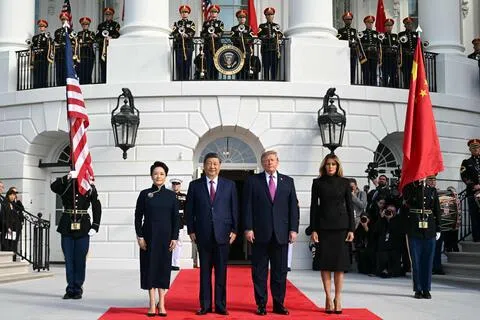 中美元首年内第二次会谈9月24日登场，美国总统特朗普（前右二）与夫人梅拉尼娅（前右一）在白宫南门廊，迎接到访的中国国家主席习近平（前左二）及夫人彭丽媛（前左一）。（法新社）