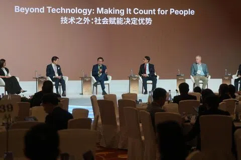 主题为“技术之外：社会赋能决定优势”的“慧眼中国环球论坛”专题讨论，参与者包括亚马逊云科技新加坡董事总经理钟思慧（左起）、Temus首席执行官孙仁勇、新加坡资讯通信媒体发展局局长黄子鹏、米尔肯研究院高级专家委员会主席兼全球市场高级顾问陈天宗、腾讯公司副总裁、总法律顾问兼企业事务负责人艾文博。主持人是新加坡管理大学计算机与信息系统学院讲席教授兼副院长朱飞达。（谢智扬摄）