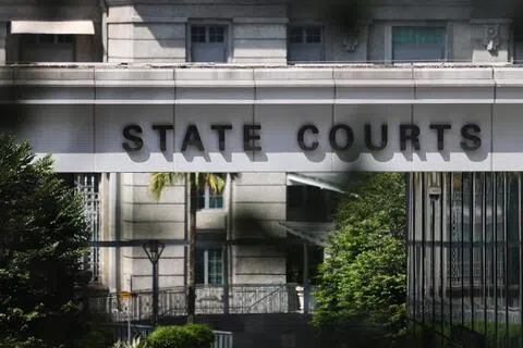 两年多偷拍多名女子裙底至少142次 公务员判监81周