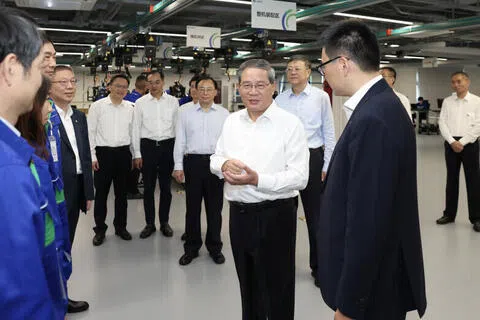 中国总理李强（前排右二）星期二（9月22日）在上海电气国家人工智能应用中试基地，参观智能机器人装配调试中试车间。（新华社）