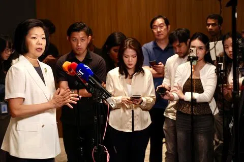 外交部兼内政部第二部长沈颖（左一）星期五上午在外交部向媒体说明事件时指出，新加坡驻北京大使馆和驻广州总领事馆人员已三次探视全部52名被扣留的新加坡人，以了解他们的身心状况，并提供领事协助。（陈斌勤摄）