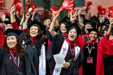 美国、英国、加拿大和澳洲等主要留学目的地对印度学生的吸引力有所下降，图为5月28日，美国哈佛大学公共卫生学院的毕业生在毕业典礼上欢呼庆祝。（路透社）