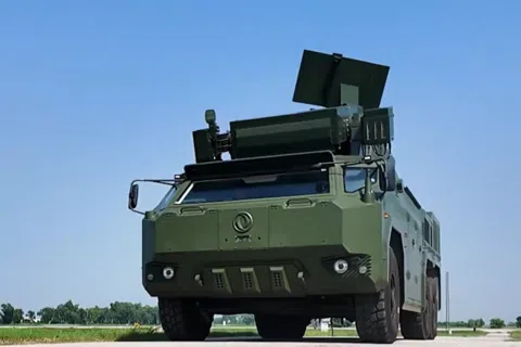巴基斯坦军方星期一（9月7日）在官方X账号发布武器装备宣传视频，画面在第27至28秒出现一辆配备大型长方形雷达阵列的六轮军车，外形与中国红旗-17A短程地对空导弹系统相似。（巴基斯坦武装部队X账号视频截图）
