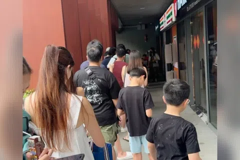 7-Eleven便利店外大排长龙，甚至有公众早上6时许便到场排队只为买到宝可梦卡牌的“盲盒”。（取自小红书）
