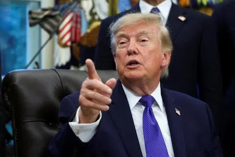 美国总统特朗普周一（9月28日）回答媒体询问时，否认自己曾问过中国国家主席习近平是否也想向美国购买军备。不过他补充说，“这也许是个好主意”。（路透社）