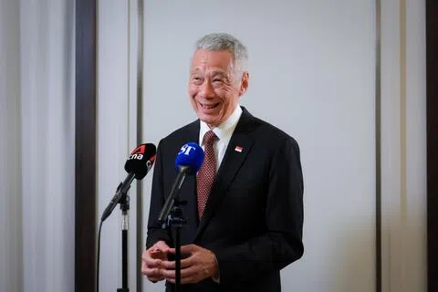 国务资政李显龙星期四（8月27日）结束对哈萨克斯坦四天正式访问前，在首都阿斯塔纳接受随行媒体访问。他形容这趟访问让他受益良多，哈萨克斯坦人清楚自己要什么，也正迅速朝目标迈进。（海峡时报）