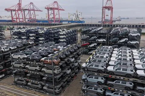 中国今年前三季度货物贸易进出口总值同比增长18.8%。图为10月12日，中国东部江苏省苏州港太仓港区，一批中国制造的汽车停放在专用车辆运输架上，准备装船出口。（法新社）