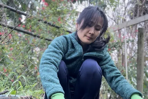 白慧璇旅居新西兰一年半，学习和实践永续农业理念，即将生态学、园艺和农业相结合的准自然规则，尽可能让一切回归自然，顺其自然。（受访者提供）