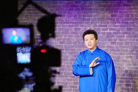 台湾相声演员黄逸豪曾在演出时嘲讽中国大陆领导人。（取自黄逸豪的喜剧本位主义脸书）