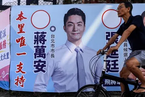 寻求连任的台北市长蒋万安星期一（10月19日）宣布，由台中市长卢秀燕出任竞选总部主任委员。由于蒋万安、卢秀燕都被视为国民党内可望角逐2028总统大选的潜在人选，两人并肩作战格外引人关注。图为张贴在台北街头的蒋万安竞选海报。（法新社）