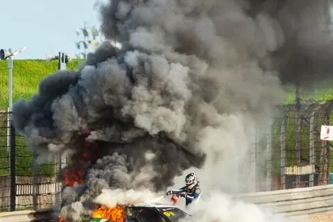 上周六（9月5日）在上海举办的中国超跑锦标赛发生碰撞起火事故，荷兰车手哈托格用灭火器灭火后，将被困车内的车手米尔罗伊救出。（取自米尔罗伊Instagram）