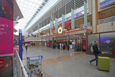 被告在樟宜机场第二搭客大厦商店偷走两瓶香水后离境。（示意图）