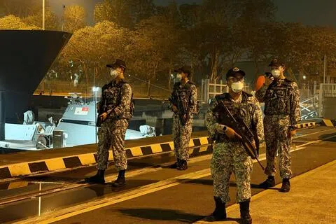 国防部说，我国武装部队正根据空气质量调整训练和户外活动，必要时将活动改期或移至室内，在尽量减少军人接触烟霾的同时，维持战备状态。（取自国防部脸书）