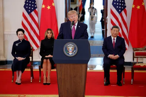 中国国家主席习近平（右一）与夫人彭丽媛（左一），美国第一夫人梅拉尼娅（左二）在白宫举行的欢迎仪式上，聆听美国总统特朗普（右二）致辞。（路透社）