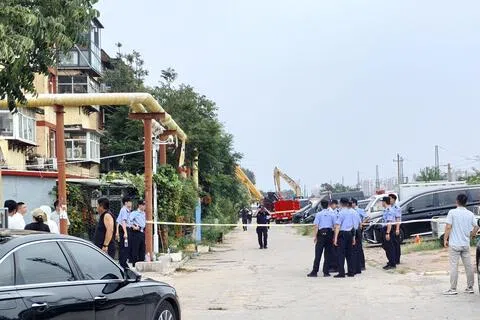 中国河北省石家庄市新华区应急管理局星期三（8月19日）晚间通报，该区某小区一座四层居民楼同一单元两户房屋当天清晨5时42分发生部分坍塌。两户房屋共有住户四人，其中三人经送医抢救无效死亡，一人正在全力救治，生命体征平稳。图为事发现场拉起警戒线，截至目前，现场搜救工作已结束，被困人员已被救出。（中新社）
