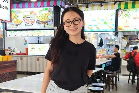 30岁的汤雪伶今年7月暂时放下在新加坡的工作，与中国丈夫前往他的家乡湖北，在村里种地，当起“农民”。图为她9月短暂回新期间，在榜鹅住家附近的咖啡店接受采访。（李穗婷摄）