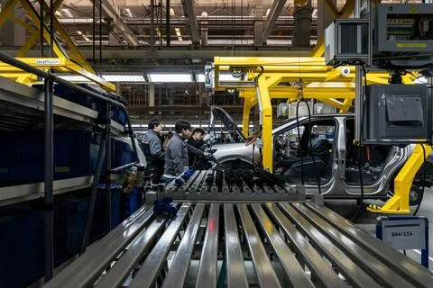 工人在德国车企大众汽车于中国安徽省合肥厂的组装产线上工作，摄于今年2月。（彭博社）