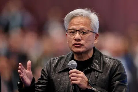 英伟达首席执行长黄仁勋再度反驳AI将导致人类灭绝的论述，并坚称AI的发展应当加速。（路透社）